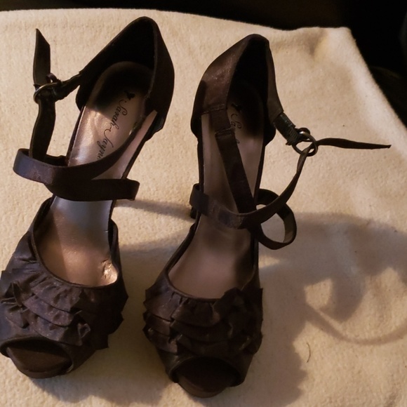 Shoes - Picture 2 of 4